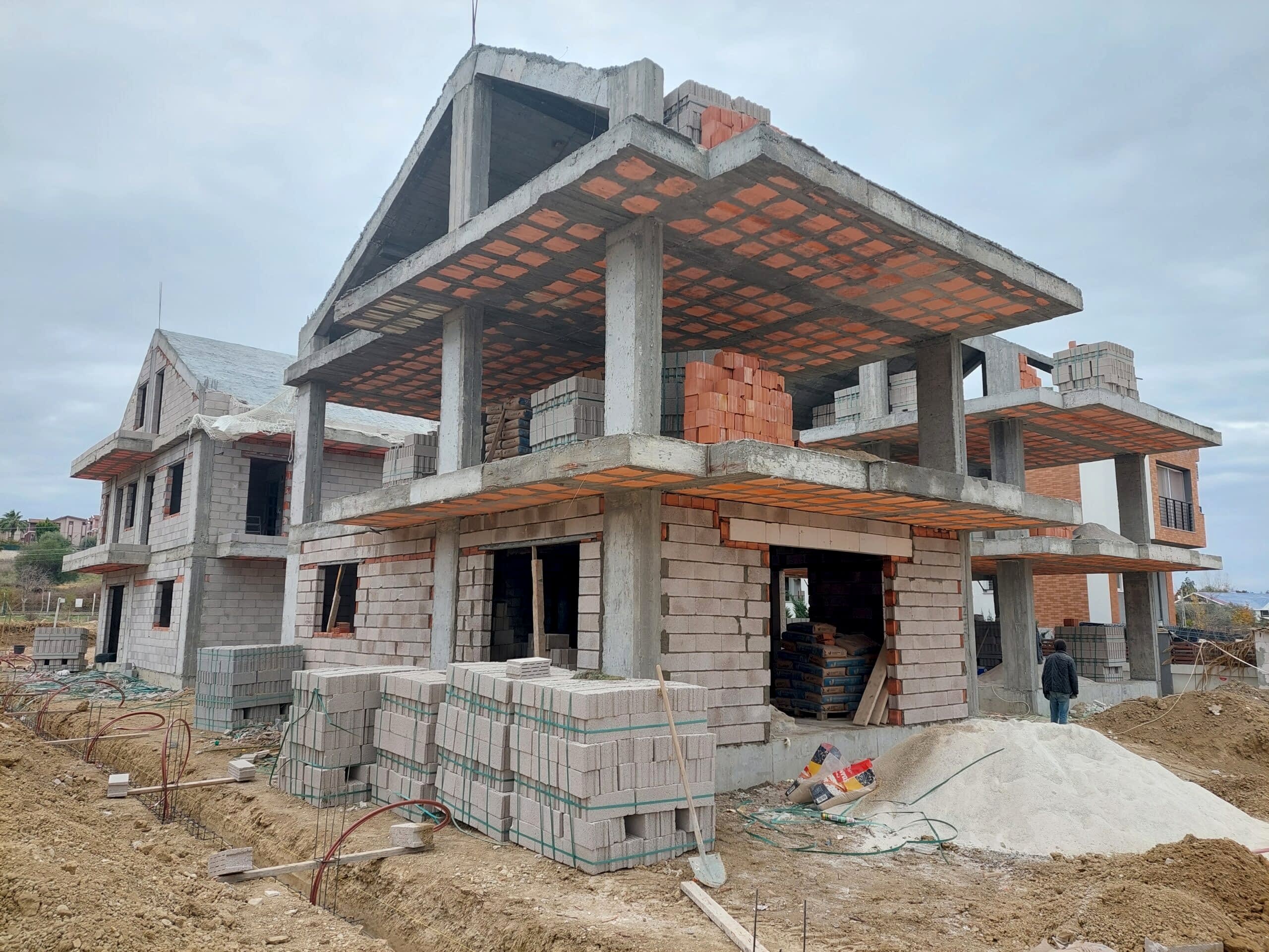 Serdar Kocakoç İnşaat tarafından Adana’da yapılan bims duvar örme çalışması ve profesyonel duvar ustalığı