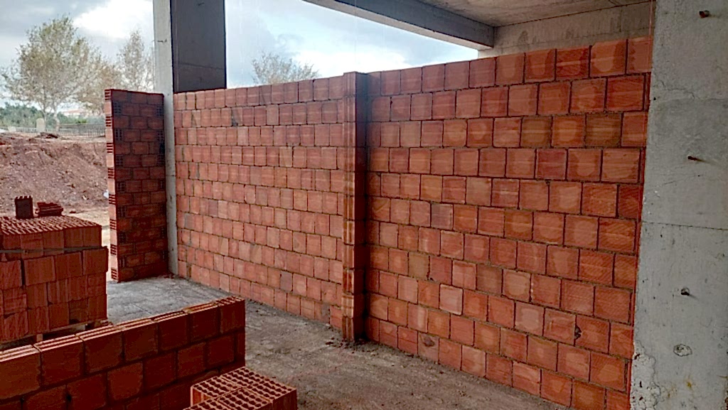 Tuğla ile örülmüş duvar inşaatı