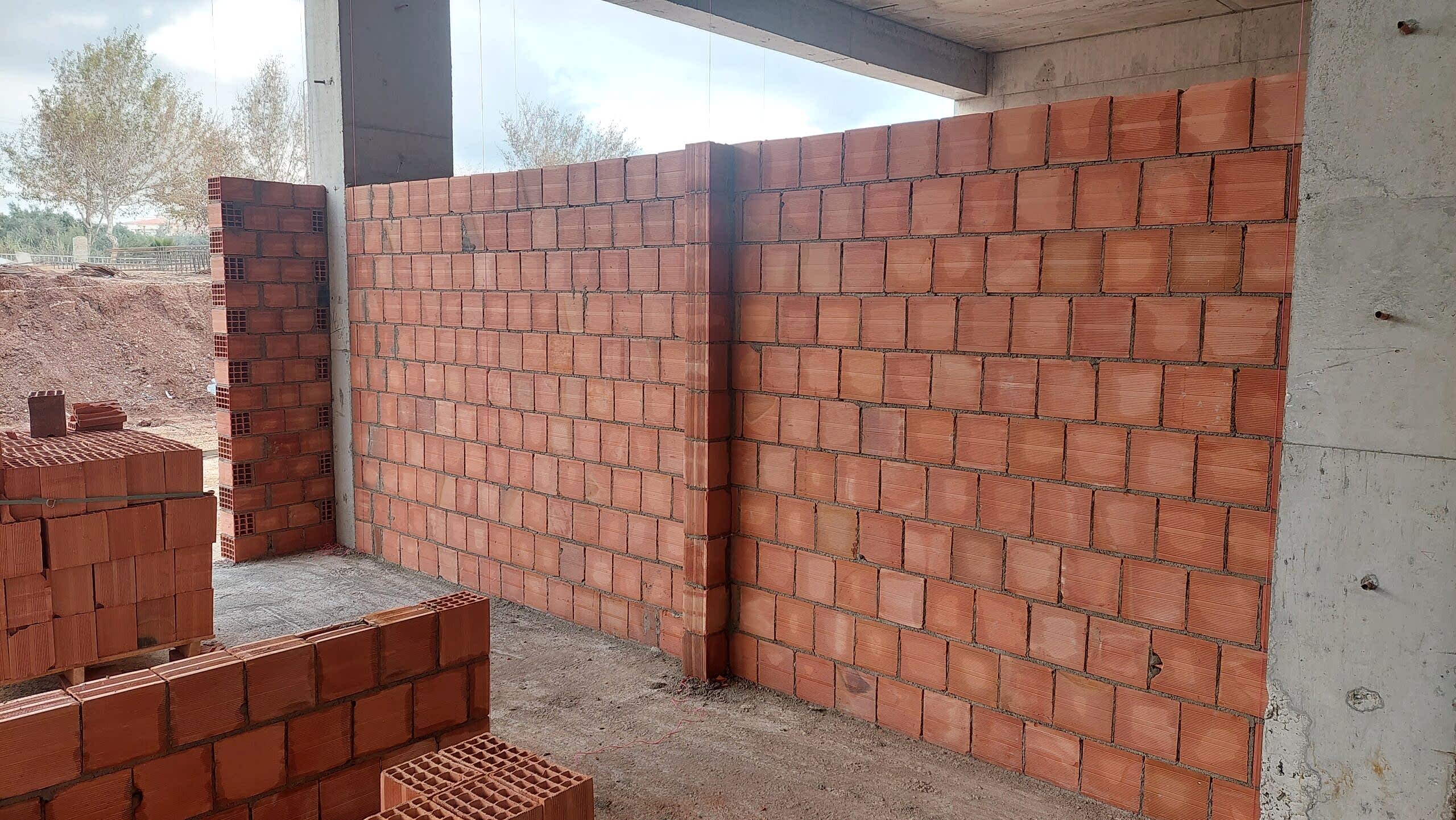 Tuğla ile örülmüş duvar inşaatı