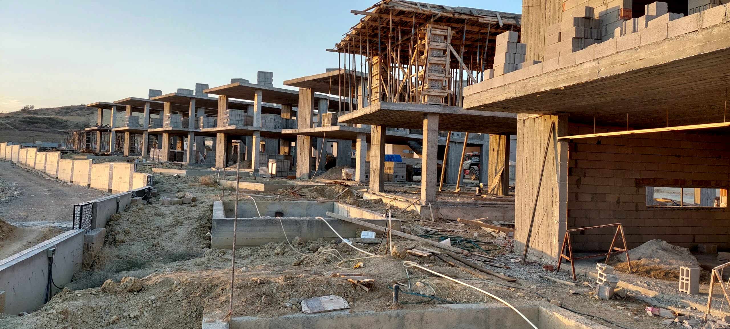 Denis Yapı İnşaat tarafından Adana’da yapılan bims duvar örme çalışması ve usta işçilik