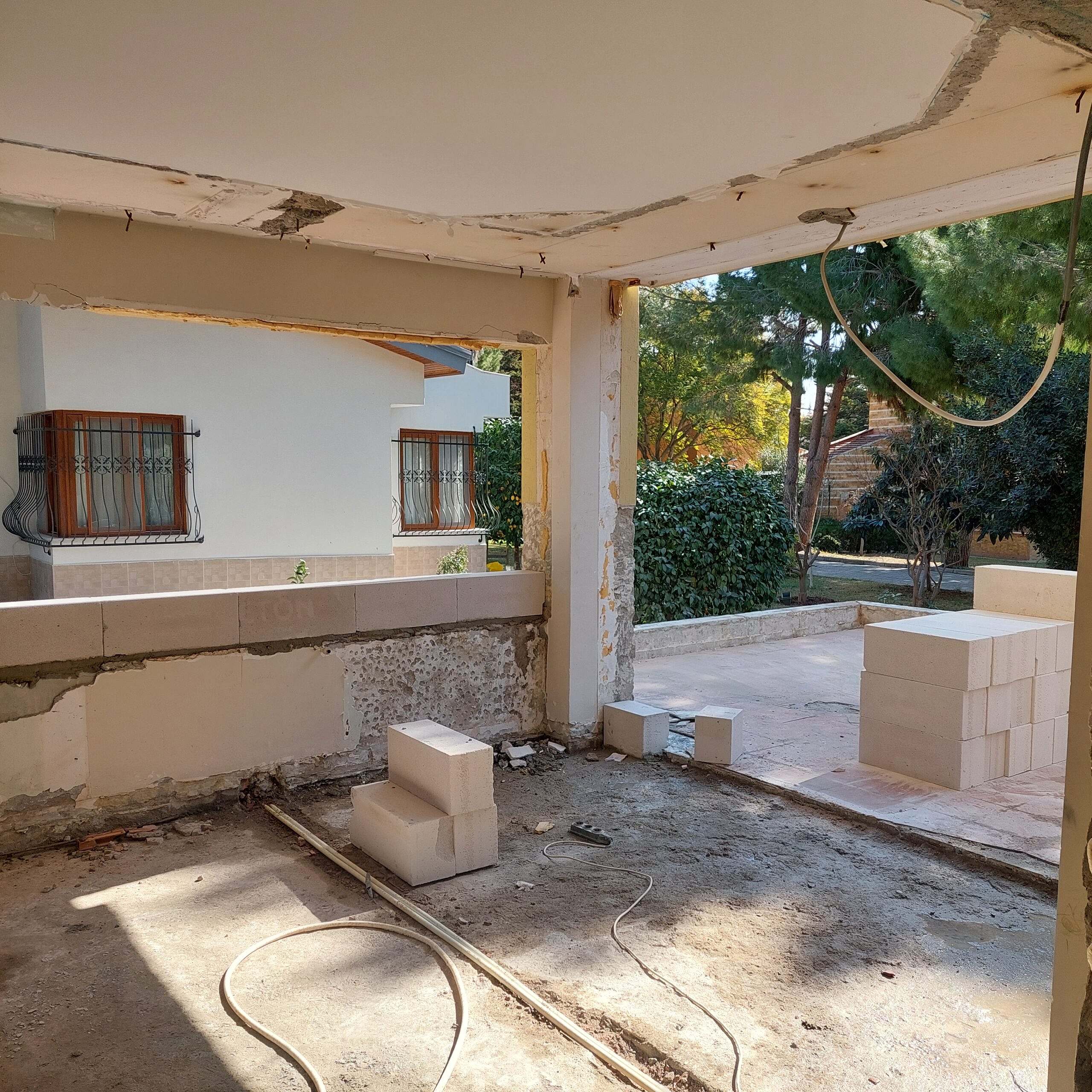 Adana Hekimköy villa sitesinde yapılan tadilat kapsamında Ytong gazbeton duvar örme çalışması ve profesyonel işçilik