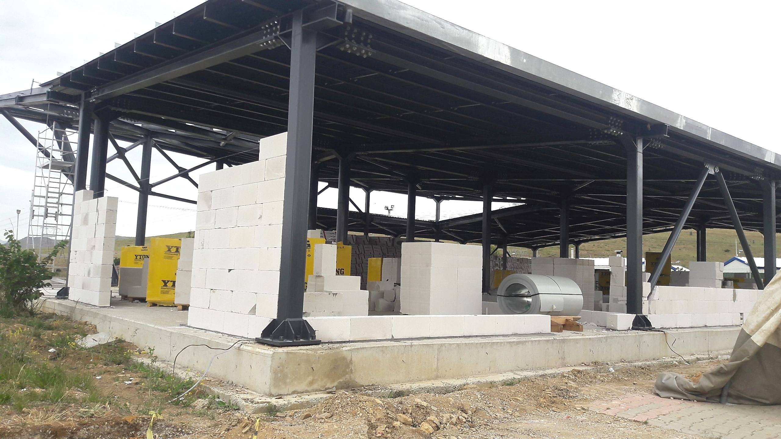 Tufanbeyli Enerjisa santrali inşaatında Ytong gazbeton ile yapılan duvar örme çalışması ve profesyonel işçilik